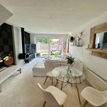 レミントンスパー Fantastic 2-Bed House With Parking - Hosted By Hutch Lifestyleヴィラ エクステリア 写真