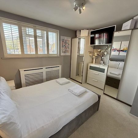 レミントンスパー Fantastic 2-Bed House With Parking - Hosted By Hutch Lifestyleヴィラ エクステリア 写真