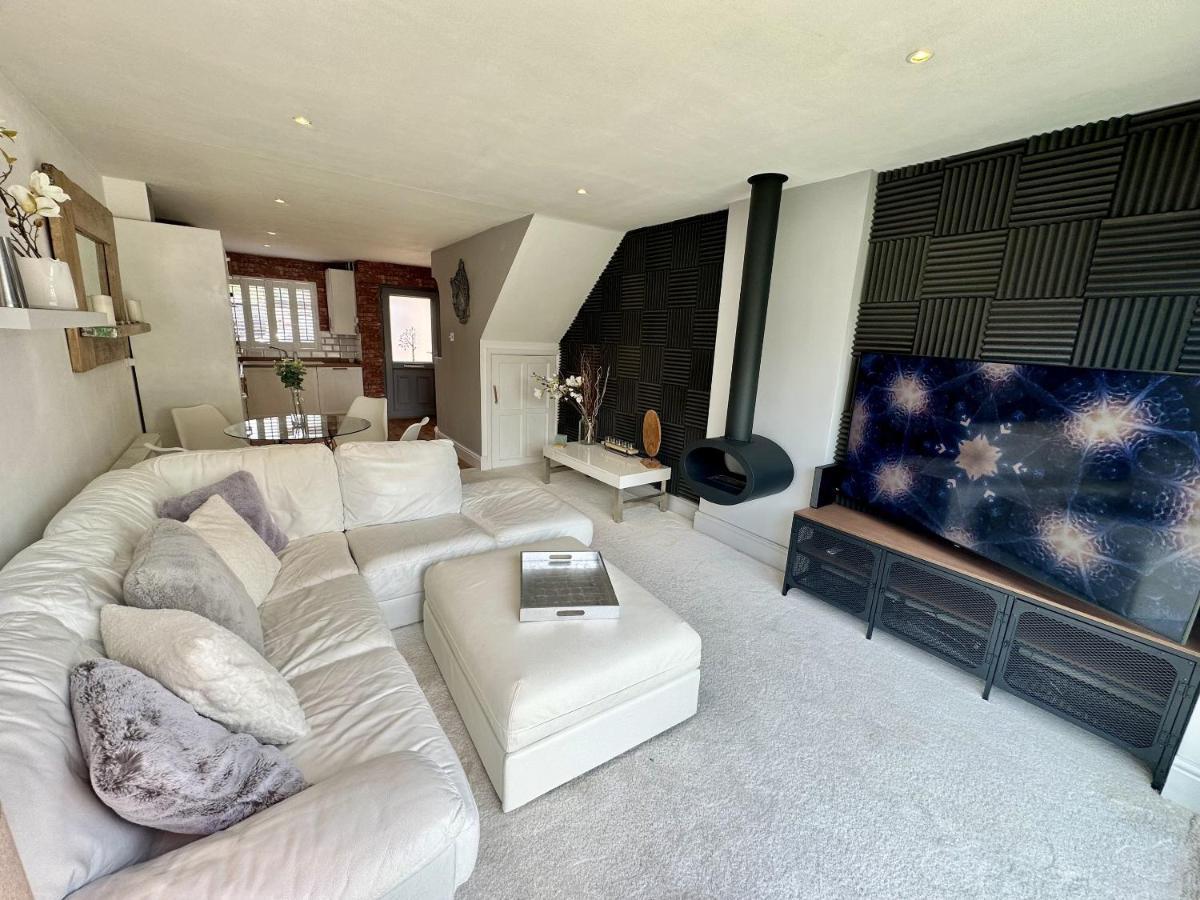 レミントンスパー Fantastic 2-Bed House With Parking - Hosted By Hutch Lifestyleヴィラ エクステリア 写真