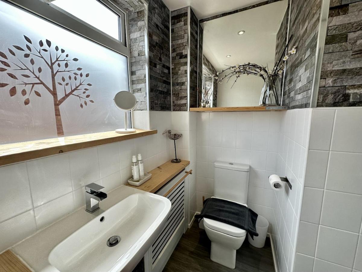 レミントンスパー Fantastic 2-Bed House With Parking - Hosted By Hutch Lifestyleヴィラ エクステリア 写真