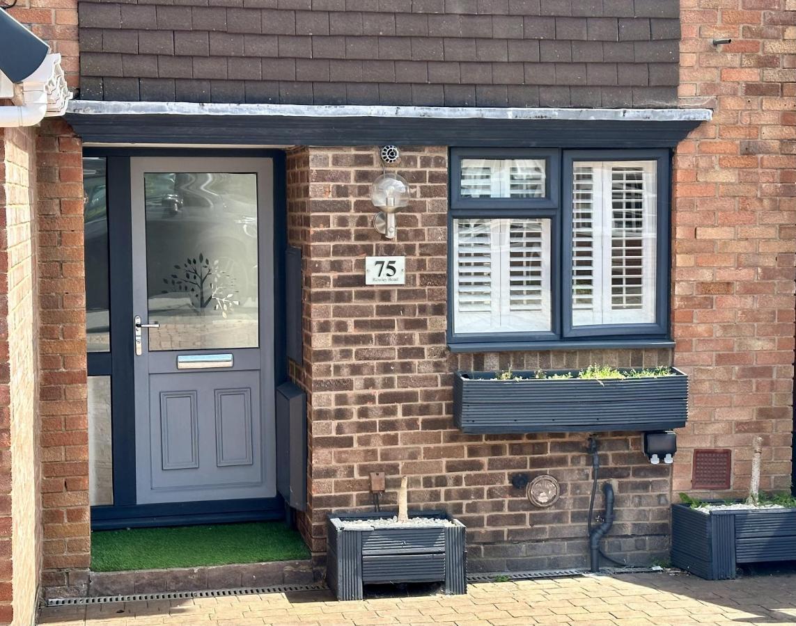 レミントンスパー Fantastic 2-Bed House With Parking - Hosted By Hutch Lifestyleヴィラ エクステリア 写真