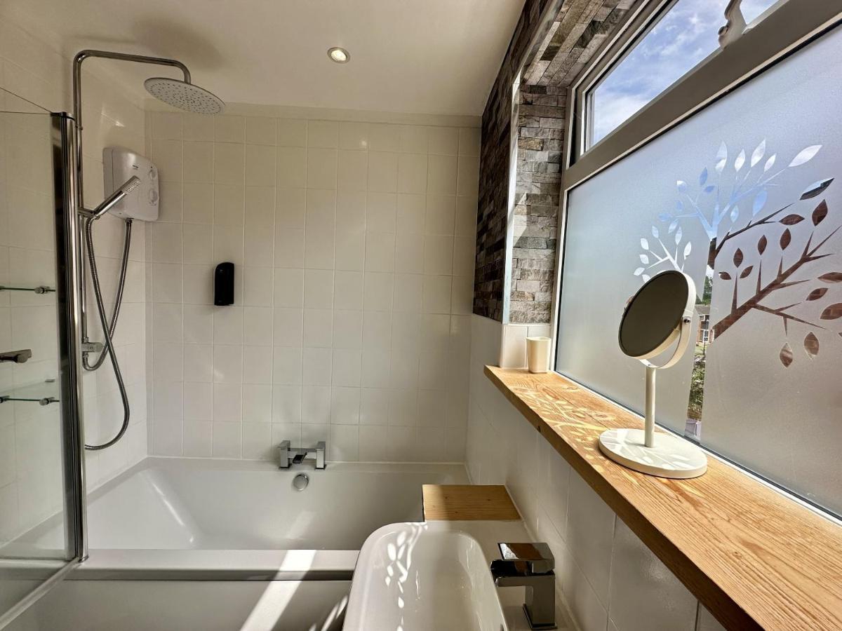 レミントンスパー Fantastic 2-Bed House With Parking - Hosted By Hutch Lifestyleヴィラ エクステリア 写真