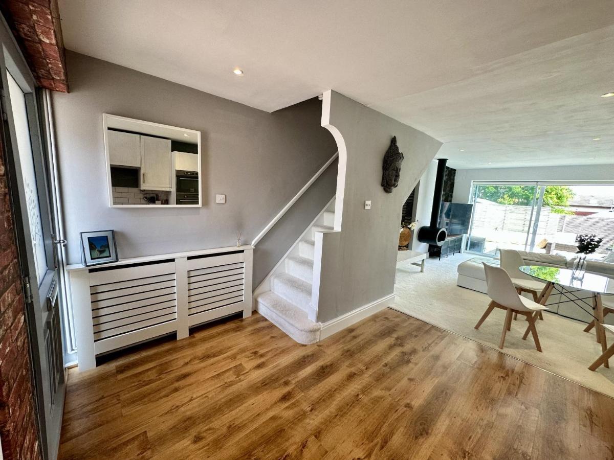 レミントンスパー Fantastic 2-Bed House With Parking - Hosted By Hutch Lifestyleヴィラ エクステリア 写真